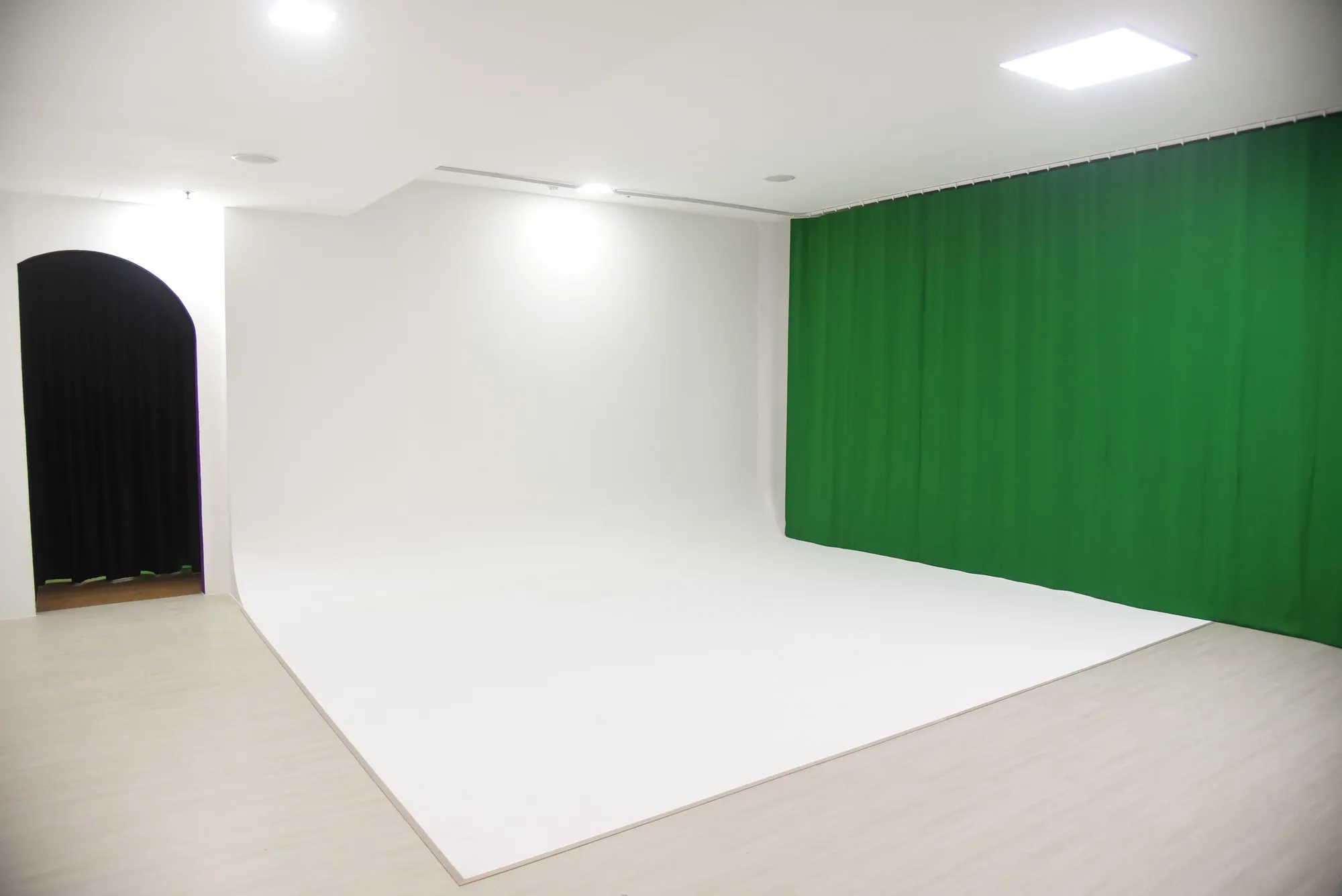 Green Oasis — 5×6m green screen in Infinite Canvas